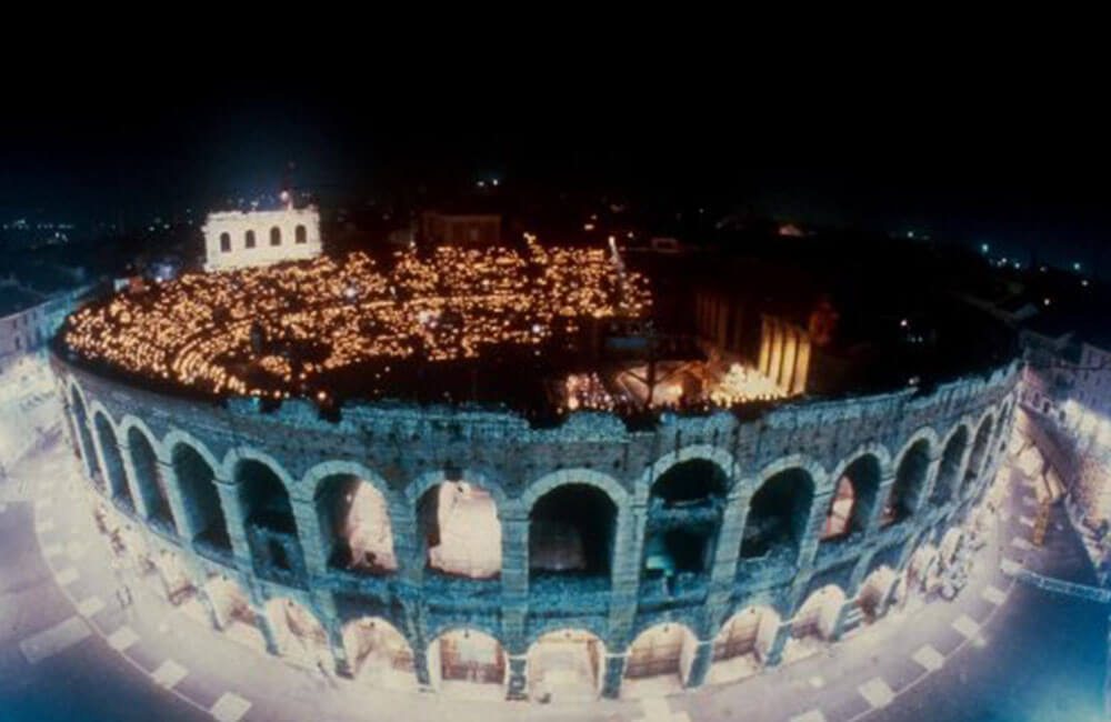 verona_0008_sitewidth_arena_in_verona_1_0 Cuddle a koala