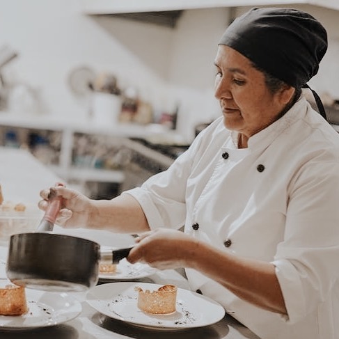 Miriam Chávez cocinando