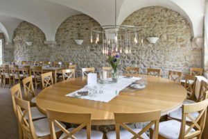 Round table in the restaurant of "Hofgut Wißberg".