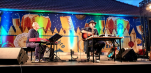 Musicians inside "Gut Leben"