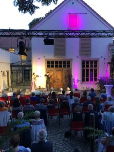 A violin concert in full swing at GUT LEBEN