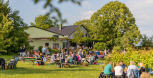 Wine picnic in the garden of Eva Vollmer Weine