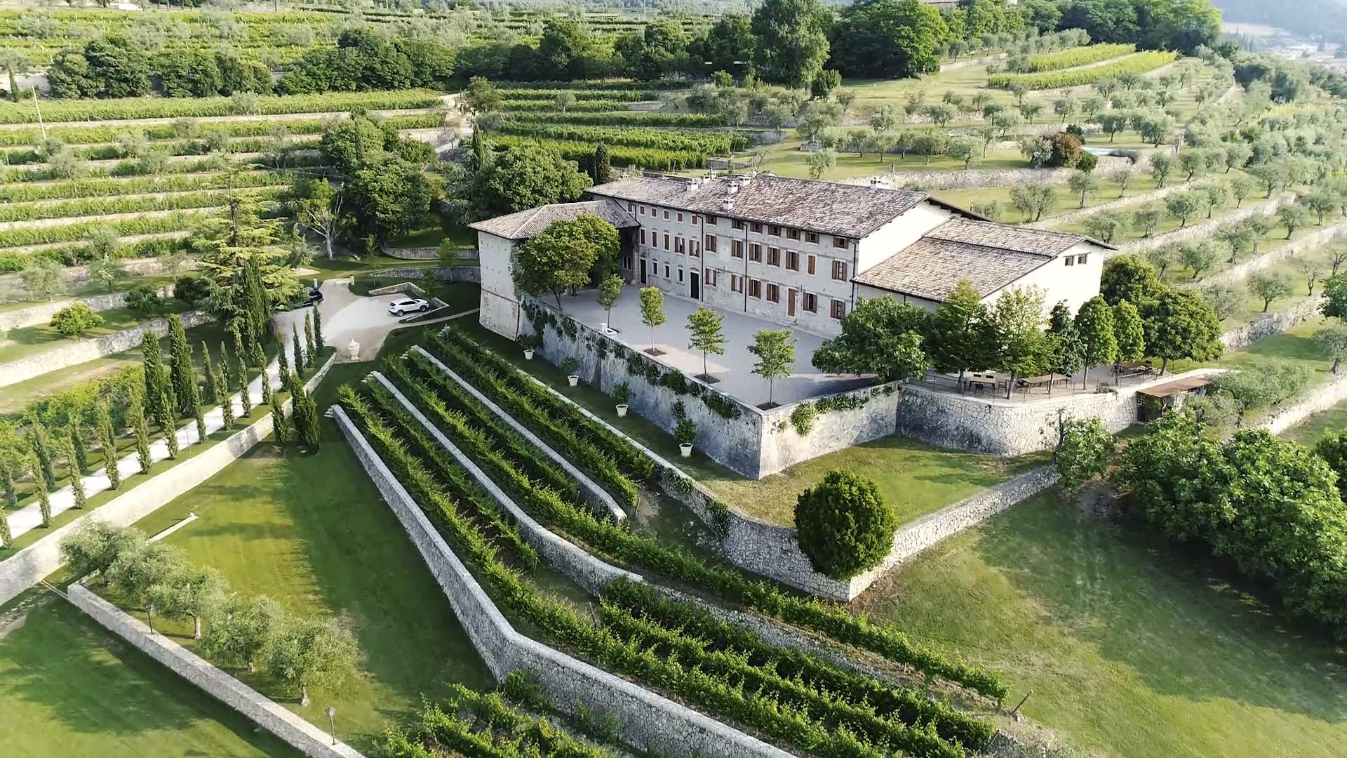Valpolicella – between spectacular landscapes and masterpieces of wine architecture