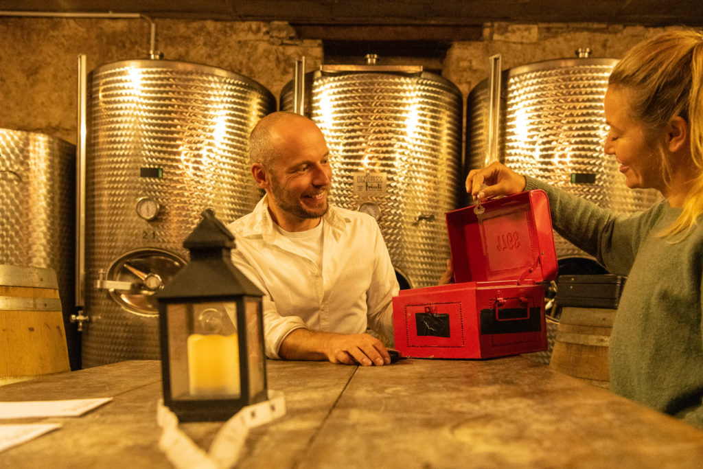 Visitors taking part in the Wine Escape Room at Weingut Domhof in Rheinhessen, combining wine tourism, gamification and interactive winery experiences.