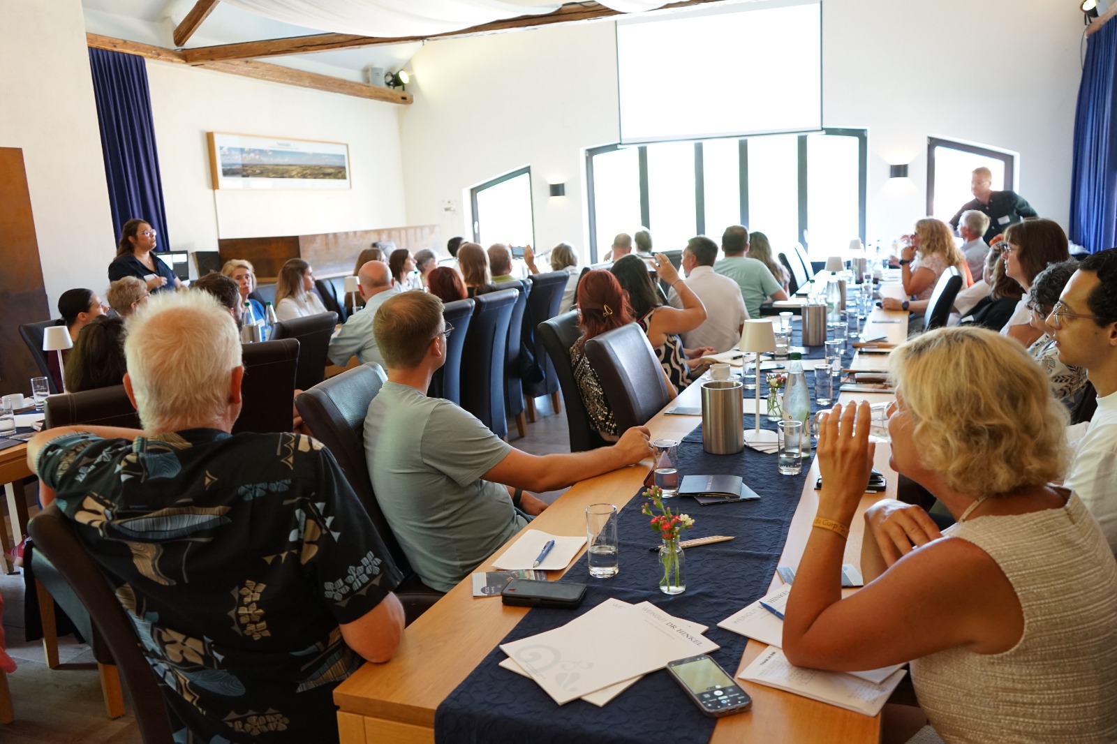 Participants seated around tables during a network meeting and presentation in Rheinhessen.